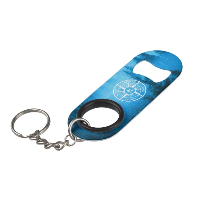 Kompass-Sternemblem Monogramm Nebel in Fichtenwald Mini Flaschenöffner (Vorderseite Schrägansicht)