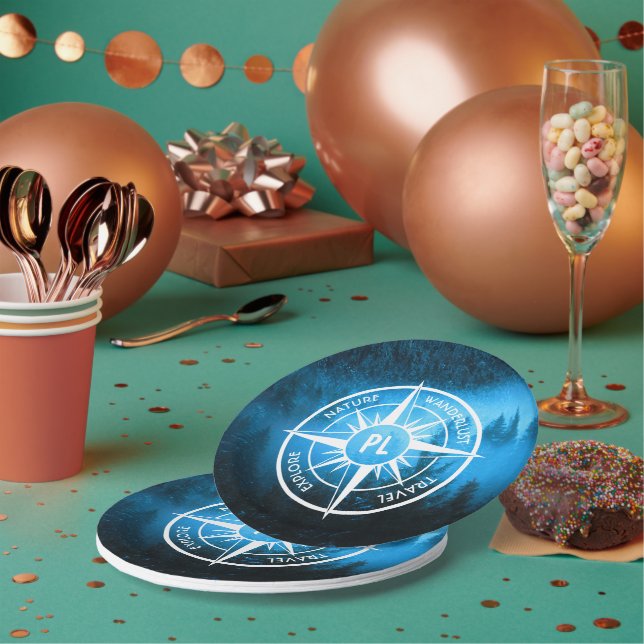 Kompass-Sternemblem Monogramm Nebel in Fichtenwald Pappteller (Multi)