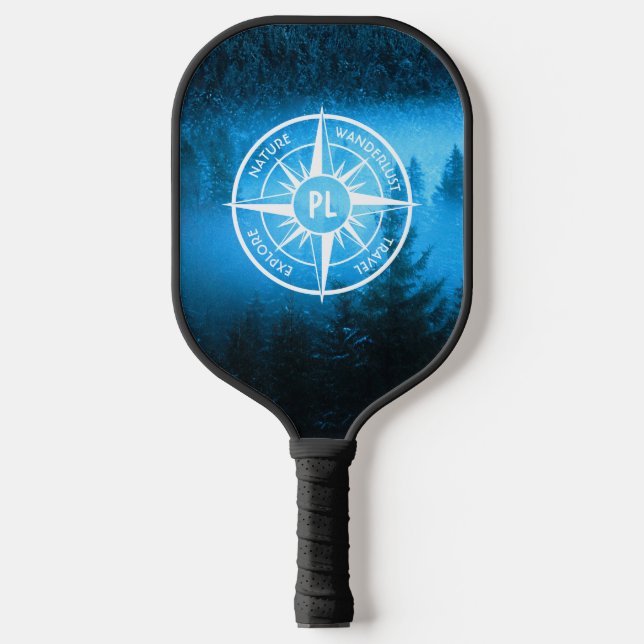 Kompass-Sternemblem Monogramm Nebel in Fichtenwald Pickleball Schläger (Vorderseite)