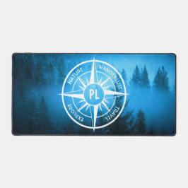 Kompass-Sternemblem Monogramm Nebel in Fichtenwald Schreibtischunterlage