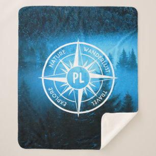 Kompass-Sternemblem Monogramm Nebel in Fichtenwald Sherpadecke