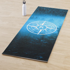 Kompass-Sternemblem Monogramm Nebel in Fichtenwald Yogamatte