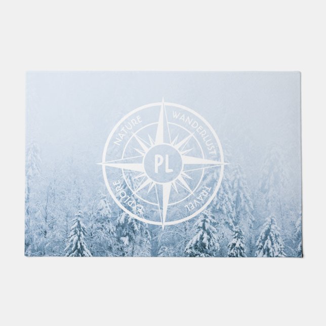 Kompass-Sternemblem monogramm Winterfichtenwald Fußmatte (Vorderseite)