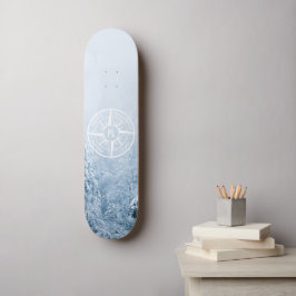 Kompass-Sternemblem monogramm Winterfichtenwald Skateboard
