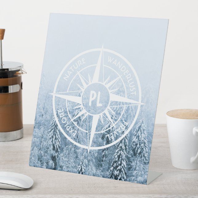 Kompass-Sternemblem monogramm Winterfichtenwald Sockelschild (In Situ)