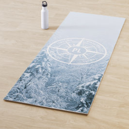 Kompass-Sternemblem monogramm Winterfichtenwald Yogamatte