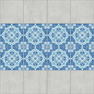 Komplexe blau-weiße Fliese mit floralem Motiv