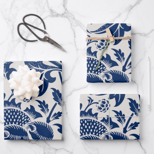 Komplexes blaues Blumenmuster auf hellem Hintergru Geschenkpapier Set (Vorderseite)