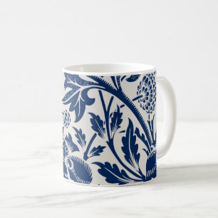 Komplexes blaues Blumenmuster auf hellem Hintergru Kaffeetasse