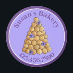Konditorei Koch Croquembouche Hochzeitstorte Magnet<br><div class="desc">Das Design zeigt eine originelle Marker-Abbildung einer Croquembouche, einer traditionellen französischen Hochzeitskuche, die mit Choux-Gebäckgebäck (Creme Puffs) und lila Pansy-Blume geschmückt ist. Ideal für Hochzeitskuchen, Bäckereien, Patisserie, Hochzeitsplaner oder andere Hochzeitsgeschäfte. Passen Sie einfach Ihre Daten an. Sehen Sie nicht, wonach Sie suchen? Brauchen Sie Hilfe bei der Anpassung? Kontaktieren Sie...</div>
