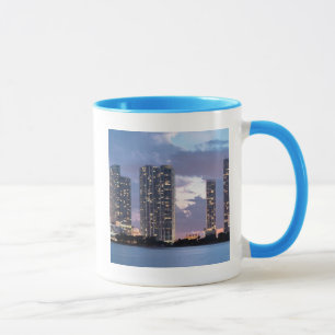 Kondominiumtürme in der Ufergegend in Miami Tasse