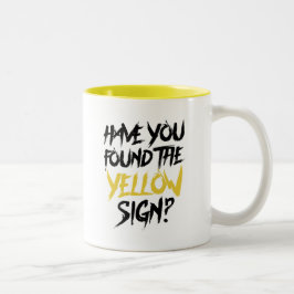 König im Gelb lassen Sie das gelbe Zeichen finden Zweifarbige Tasse