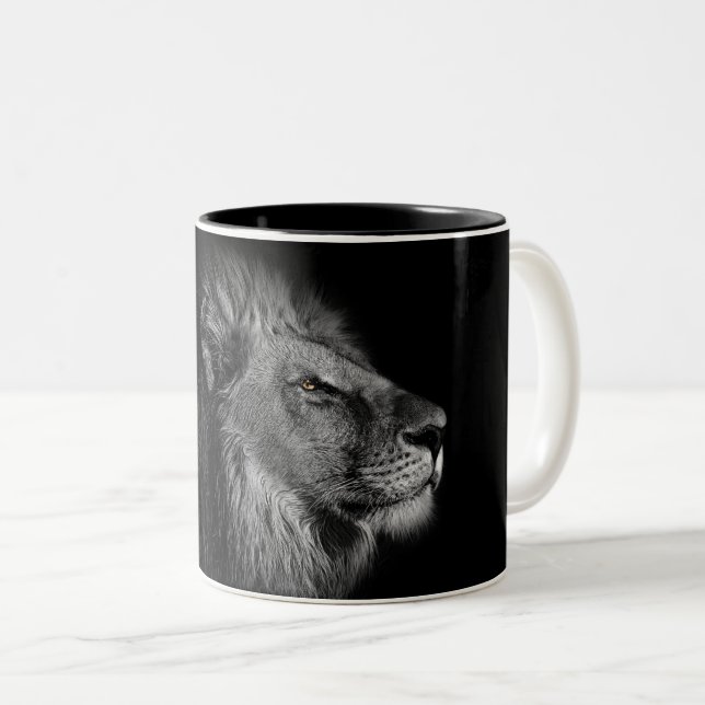 König, Löwe auf schwarz-weißem Hintergrund Zweifarbige Tasse (VorderseiteRechts)