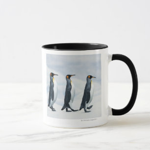 König Penguins, die in Singledatei gehen Tasse