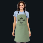 Königin der Küchen Lady Koch Personalisiert Grün Schürze<br><div class="desc">Perfekte Geschenke für deine Mutter, Oma, Schwester oder jede wichtige Dame in deinem Leben, die Lieben zum Kochen! Königin der Schürze Küche. Einfach zu personalisieren!</div>