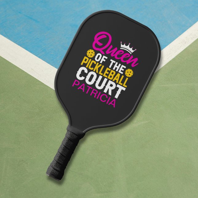 Königin der Pickleball Court Fun Monogram Name Schläger (Add name to personalize.  See the collection for matching items.)