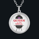 Königin des Grills, rosa Kronenrot Versilberte Kette<br><div class="desc">Feiern Sie die Königin des Grills in Ihrem Leben mit dieser lustigen,  trendigen,  coolen Illustrationsgrafik. Perfekt für den Muttertag,  den Geburtstag der Mutter,  den 4. Juli Unabhängigkeitstag oder einfach nur zum Gedenken an einen Grill im Sommer.</div>