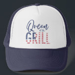 Königin des Grills Truckerkappe<br><div class="desc">Königin des Grills, das perfekte Geschenk für den Sommer-Koch in Ihrem Leben. Ein Ideengeburtstag, Weihnachten, Muttertages- oder Vatertagsgeschenk oder gerade danken Sie für einen fantastischen Tag! Im patriotischen Rot macht Weiß und Blau mit auf Trendskripttext und einem coolen Vintagen beunruhigten Gefühl, dieser den perfekten Zusatz zu Ihrem Grill diesen Sommer....</div>