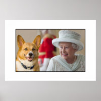 Königin Elizabeth II lacht mit ihrem Corgi