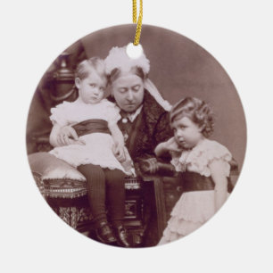 Königin Victoria (1819-1901) mit ihren Keramikornament