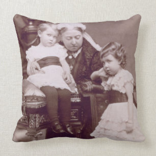 Königin Victoria (1819-1901) mit ihren Kissen
