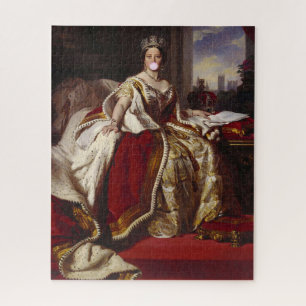 Königin Victoria bläst ein rosa Kaugummi