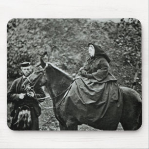 Königin Victoria zu Pferd an Balmoral, 1863 Mousepad