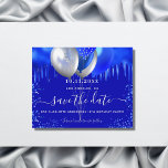 Königlich blauer Glitzer zum Geburtstag des Hausha<br><div class="desc">Ein trendiger königsblauer Hintergrund mit königsblauen Tropfen,  Konfetti und Ballons. Personalisieren und fügen Sie Datum und Name/Alter hinzu. Der Text: Save the Date ist mit einem großen angesagten,  handgeschriebenen Stilskript geschrieben.</div>