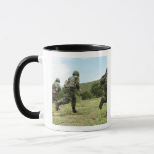 Königliche thailändische Marinesoldaten hetzen Tasse