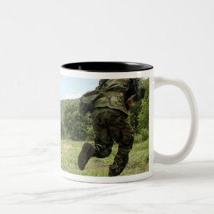 Königliche thailändische Marinesoldaten hetzen Zweifarbige Tasse