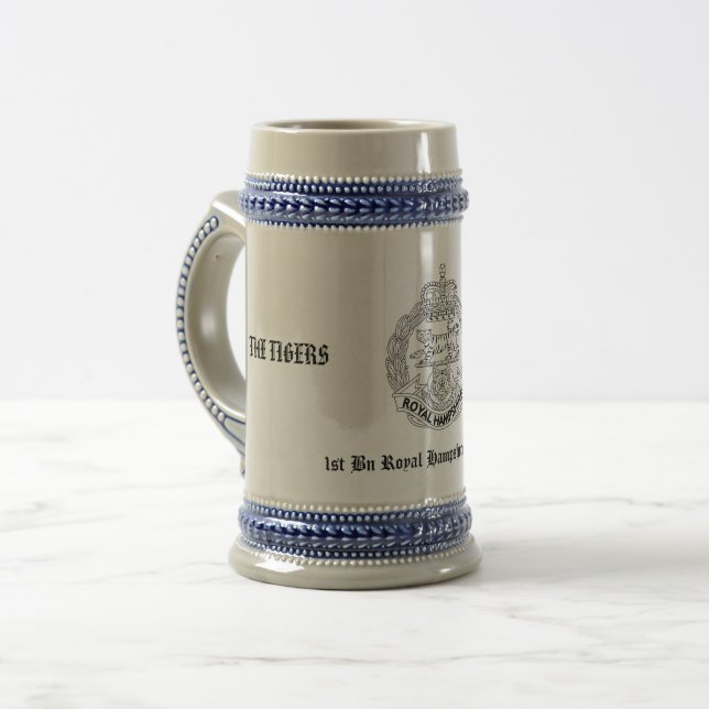 Königlicher Hampshire-Regimententwurf Stein Bierglas (Vorderseite Links)
