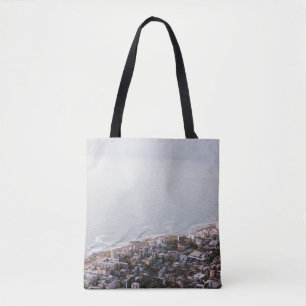 KONKRETE GEBÄUDE AUS BROWUND UND WEISS TASCHE