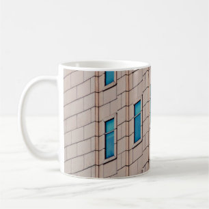 KONKRETES GEBÄUDE IM TAG KAFFEETASSE