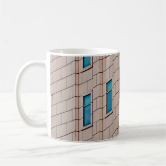 KONKRETES GEBÄUDE IM TAG KAFFEETASSE