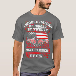Kontrolle der Waffen nach zwölf T-Shirts beurteil