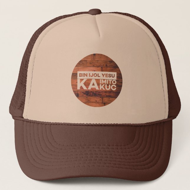 Konymoi "Bin ijol Yesu ka imito kuc" Trucker Hat Truckerkappe (Vorderseite)