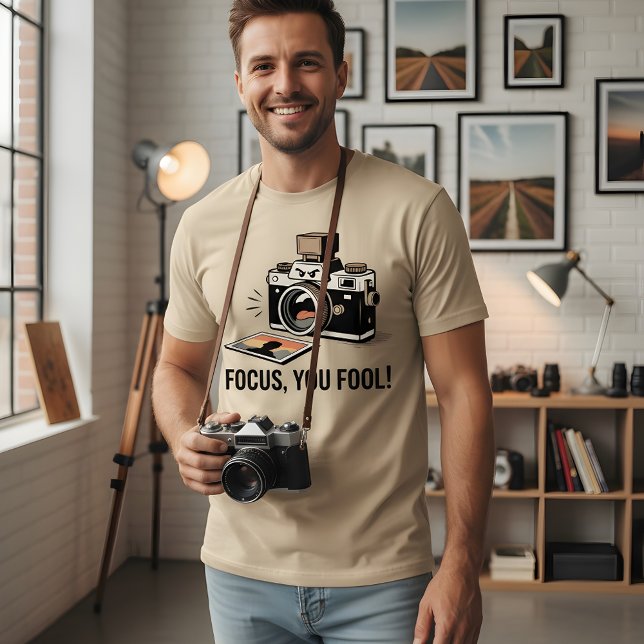 Konzentriere dich, du Narr! – Lustiges Kameradesig T-Shirt (Von Creator hochgeladen)