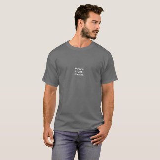 Konzentriere dich, kämpfe, vollende – Minimalistis T-Shirt