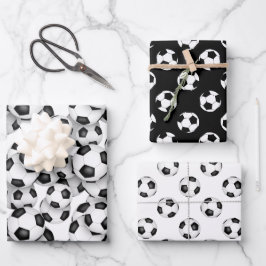 Koordination der Schwarz-weißen Fußbälle des Set Geschenkpapier Set