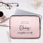 Koordinator des rosa Blush-Chaos Laptopschutzhülle<br><div class="desc">Der Laptop-Sieb des Blush Chaos-Koordinators ist ein stilvolles, unverzichtbares Element für jeden Hochzeitsplaner oder Veranstaltungsplaner. Es enthält ein schlichtes schwarz-weißes Drehbuch, in dem stolz der "chaos-Koordinator" zu sehen ist. Dieses moderne und praktische Accessoire ist das ideale Geschenk für einen Hochzeitsplaner und behalte das Wesentliche, das stilvoll organisiert wird, während sie...</div>