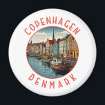 Kopenhagen Dänemark Retro Distressed Circle Magnet<br><div class="desc">Kopenhagener Retrovektorraumdesign. Kopenhagen,  die dänische Hauptstadt,  liegt auf den Küsteninseln Seeland und Amager. Die Öresund-Brücke verbindet Malmo in Südschweden.</div>