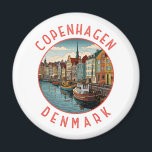 Kopenhagen Dänemark Retro Distressed Circle Magnet<br><div class="desc">Kopenhagener Retrovektorraumdesign. Kopenhagen,  die dänische Hauptstadt,  liegt auf den Küsteninseln Seeland und Amager. Die Öresund-Brücke verbindet Malmo in Südschweden.</div>
