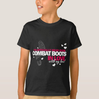 Kopf über Kampf-Stiefeln T-Shirt