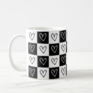 Kopfhörer an der Tafel Kaffeetasse