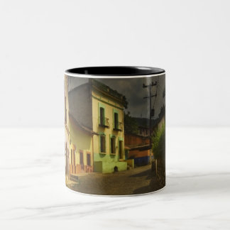 Kopfstein-Straße u. gelbe Gebäude in Mexiko Zweifarbige Tasse