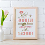 Korallen-Aufprall und Reparatur Ihres Friseursalon Poster<br><div class="desc">"Pucker Up,  Fix Your Hair and Get Back on the Dance Floor" Vintages Hochzeitsposter,  das im Frauenbad zu sehen ist. Drucke mit Lipstick und Akzente mit Haarpinsel. Korallenrosa und antikes Gold auf weißem Hintergrund.</div>