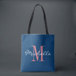 Korallen und Marineblau Tasche<br><div class="desc">Korallenrosa und marineblaue Hochzeitstasche für Braut und Braut,  Brautmädchen,  Trauzeugin,  Blume,  Brautmutter,  Ehrenmatron etc. Elegantes Typografie-Design mit schicken Schriftzeichen für Namen. Fügen Sie Ihren eigenen klassischen mit Monogramm Namen Anfangsbuchstaben hinzu. Angefangen mit einer schönen Farbkombination für Junggeselinnen-Abschied,  trendige Ehe,  Brautparty,  Verlobung etc.</div>