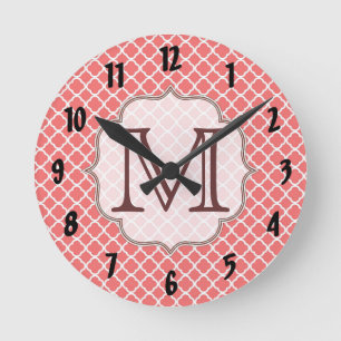 Korallen-Vierblattgitter-Monogramm-Initial-Wanduhr Runde Wanduhr