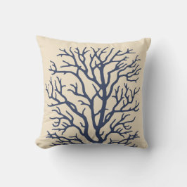 Korallenbaum in der Creme auf dunklem Marine-Blau Kissen