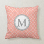 Korallengraue Kastenfolie Monogram dekoratives Kis Kissen<br><div class="desc">Elegantes und modernes pfirsichrosa,  grau und weiß klassisches marokkanisches Quatrefoliengitter Muster,  kundenspezifische monogramm dekoratives Kissen werfen. Vollständig anpassbar,  fügen Sie Ihren eigenen Initial für eine wirklich einzigartige Wohngestaltung Element.</div>
